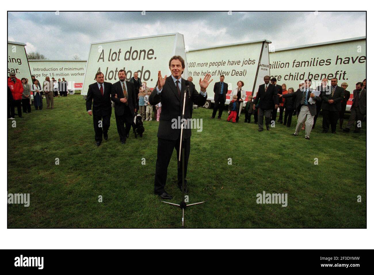 Tony Blair, David Blunkett et John Prescott le 2000 avril lors du lancement de la campagne électorale des gouvernements locaux travaillistes 2000 à l'Open University de Milton Keyens. Banque D'Images