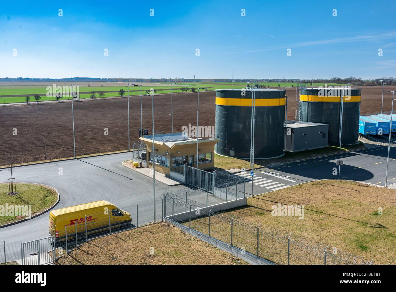 Belle vue aérienne d'un entrepôt ou centre logistique / distribution Amazon. Vue pittoresque et colorée sur l'industrie Banque D'Images