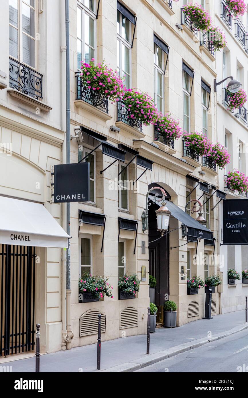 Castille Hotel et la boutique originale Chanel le long de la rue Cambon près de la place Vendôme, Paris, France Banque D'Images