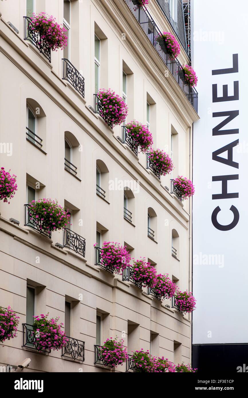 Fleurs dans les balcons fenêtres sur la façade avant de l'hôtel Castille avec site de construction Chanel le long de la rue Cambon près de la place Vendôme, Paris, France Banque D'Images