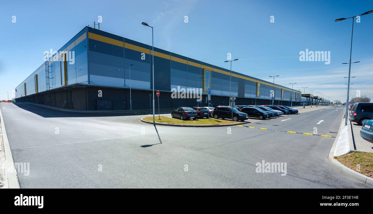 Belle vue aérienne d'un entrepôt ou centre logistique / distribution Amazon. Vue pittoresque et colorée sur l'industrie Banque D'Images