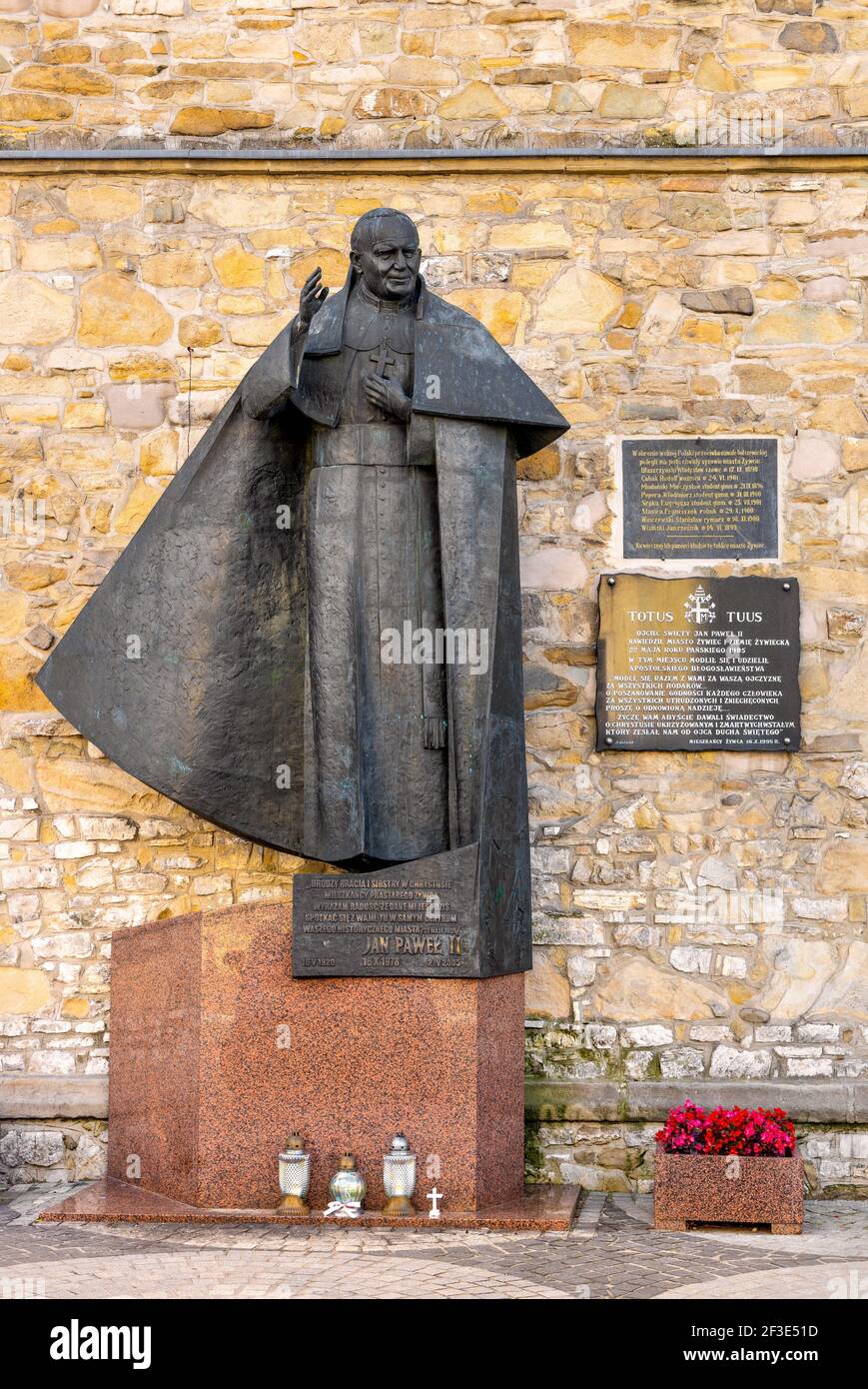 Zywiec, Pologne - 30 août 2020 : statue du Pape Jean-Paul II par le sculpteur Czeslaw Dzwigaj au clocher en pierre du centre-ville historique de Zywiec, à Silésie r Banque D'Images