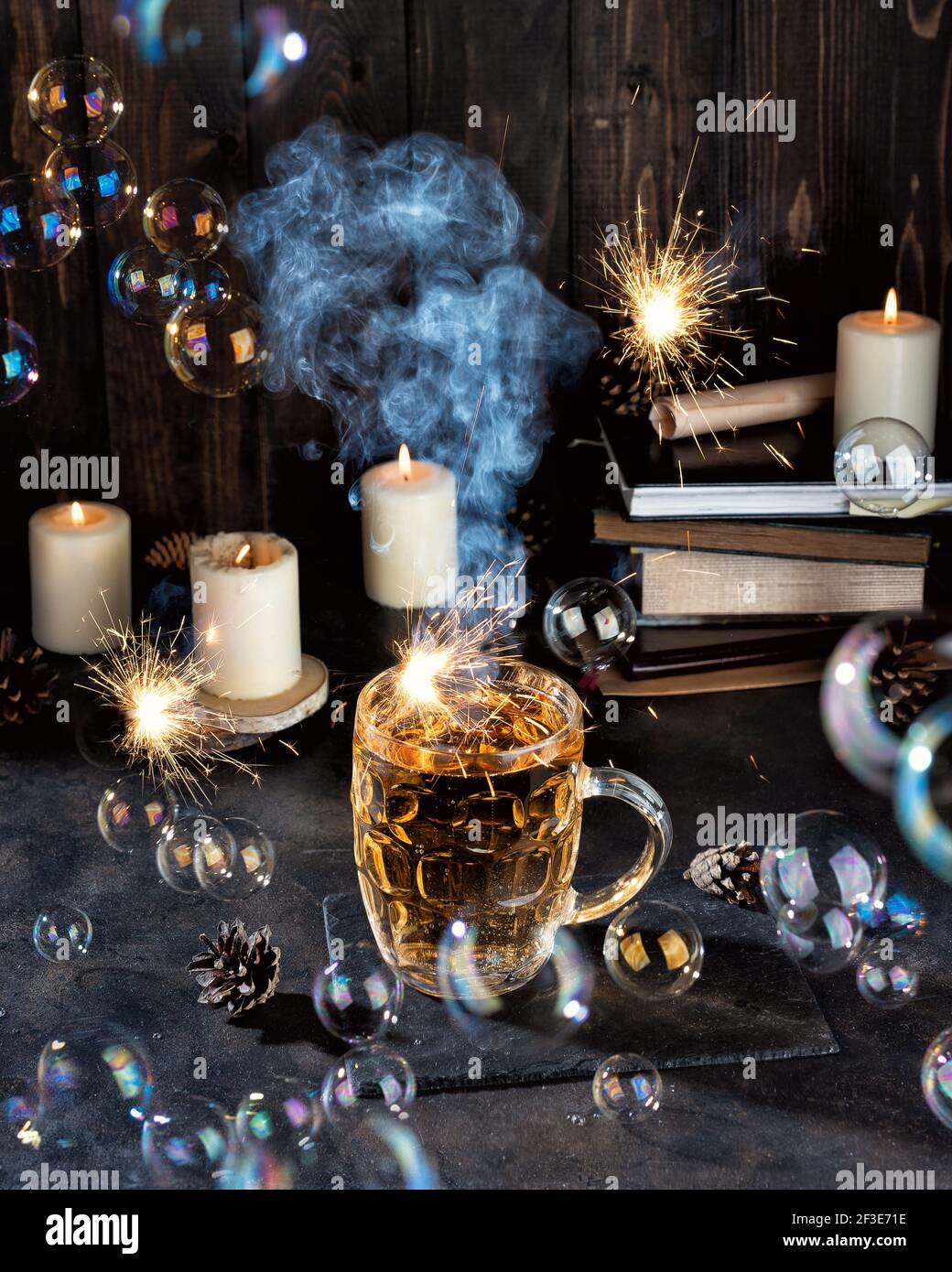 Une pinte de bière magique et des bougies sur un comptoir de bar sombre. Fête de pub de la Saint-Patrick Banque D'Images