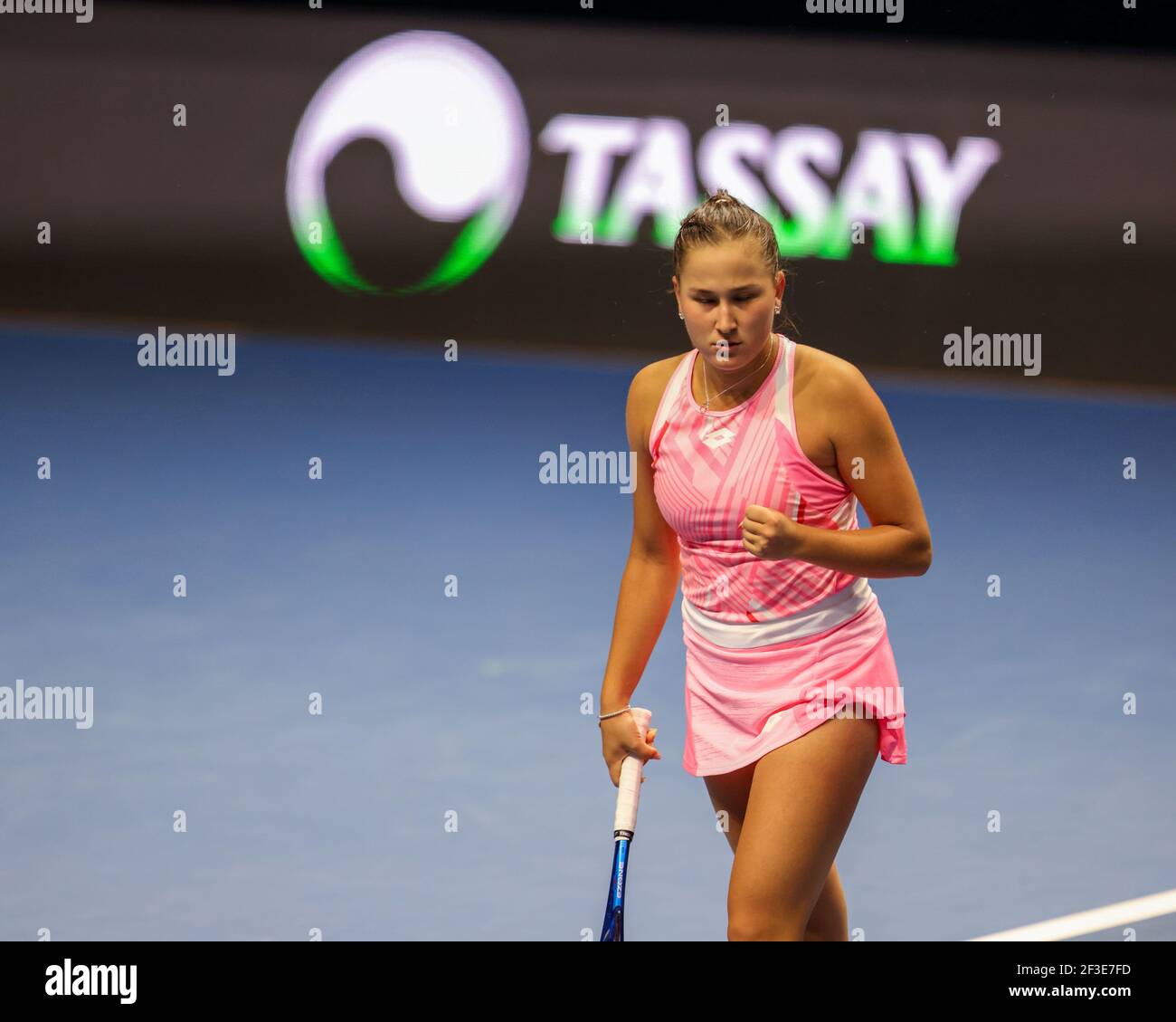 Kamilla Rakhimova de Russie vu en action lors d'un match contre Daria Mishina de Russie au tournoi de tennis de St.Petersburg Ladies Trophy 2021 à Sibur Arena. Score final: (Kamilla Rakhimova 2 - 1 Daria Mishina) Banque D'Images