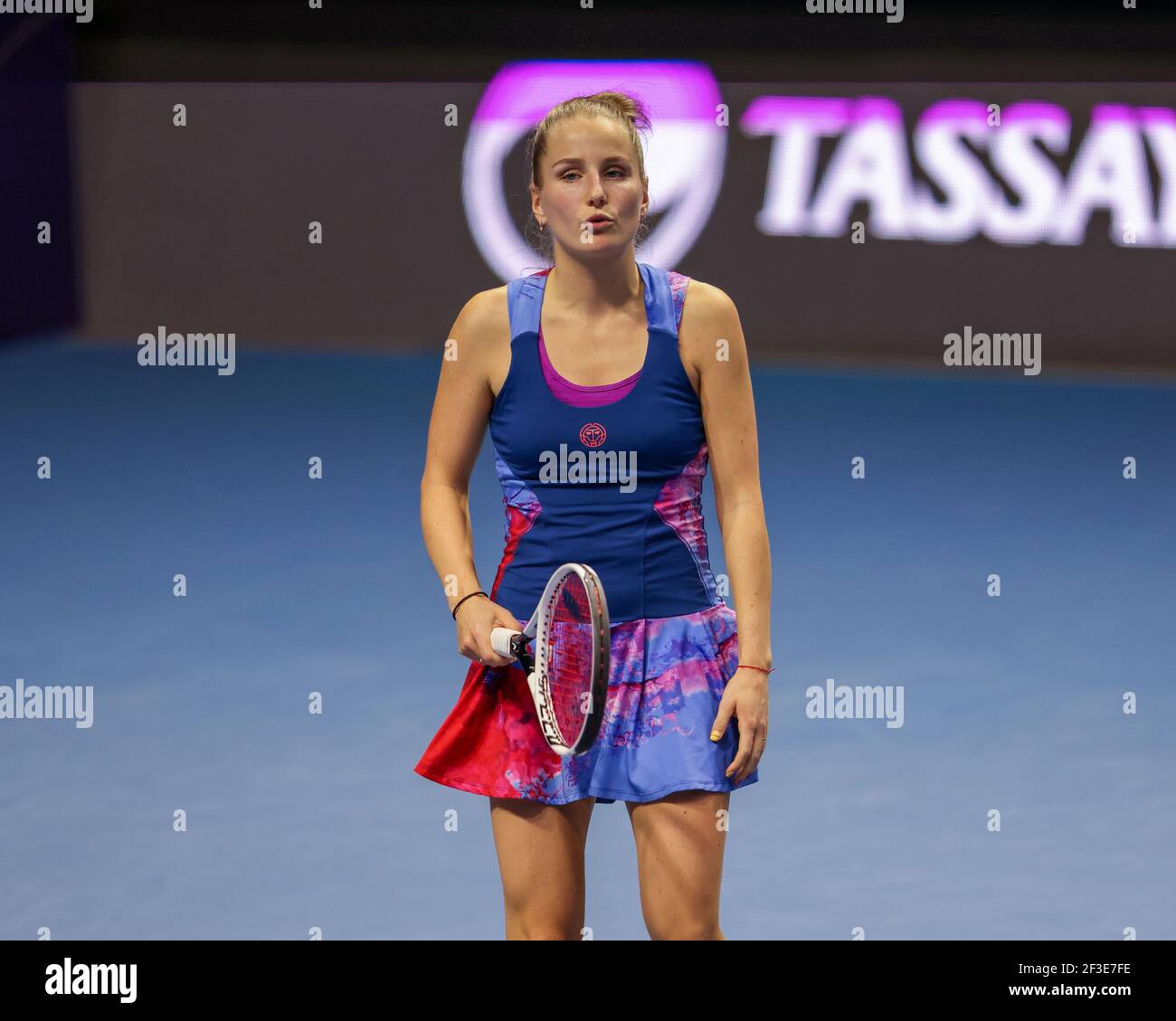 Daria Mishina de Russie vu en action lors d'un match contre Kamilla Rakhimova de Russie au tournoi de tennis de St.Petersburg Ladies Trophy 2021 à Sibur Arena. Score final: (Kamilla Rakhimova 2 - 1 Daria Mishina) Banque D'Images