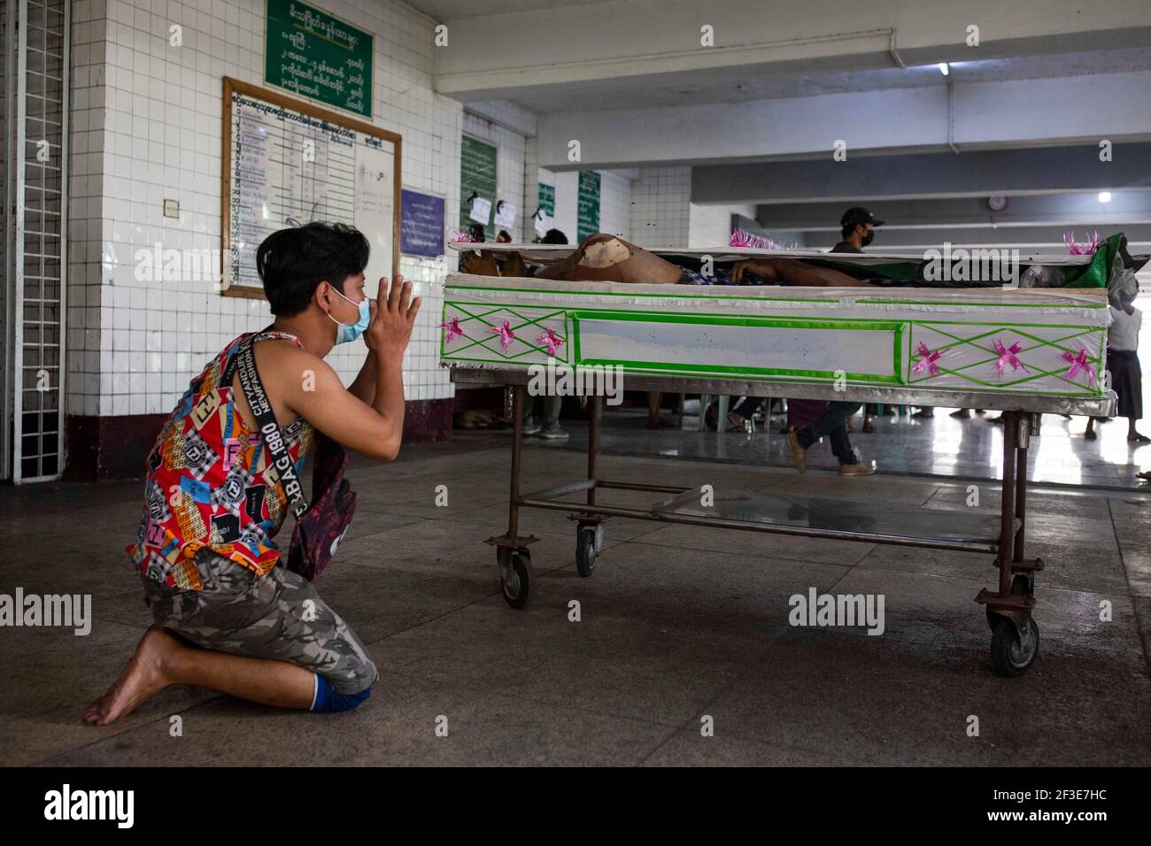 (NOTE DE LA RÉDACTION : l'image dépeint la mort) UN proche du corps d'un manifestant tué le 14 mars par les forces de l'ordre après avoir ouvert le feu à des manifestants pacifiques anti-coup militaire à Yangon.la police du Myanmar a attaqué les manifestants avec des balles en caoutchouc, des munitions réelles, Des gaz lacrymogènes et des bombes lacrymogènes en réponse aux manifestants anti-coup d'État militaire du dimanche 14 mars, tuant plus de 70 manifestants et en blessant plusieurs. L'armée du Myanmar a détenu le conseiller d'État du Myanmar Aung San Suu Kyi le 01 février 2021 et a déclaré l'état d'urgence tout en prenant le pouvoir dans le pays pendant un an après Banque D'Images