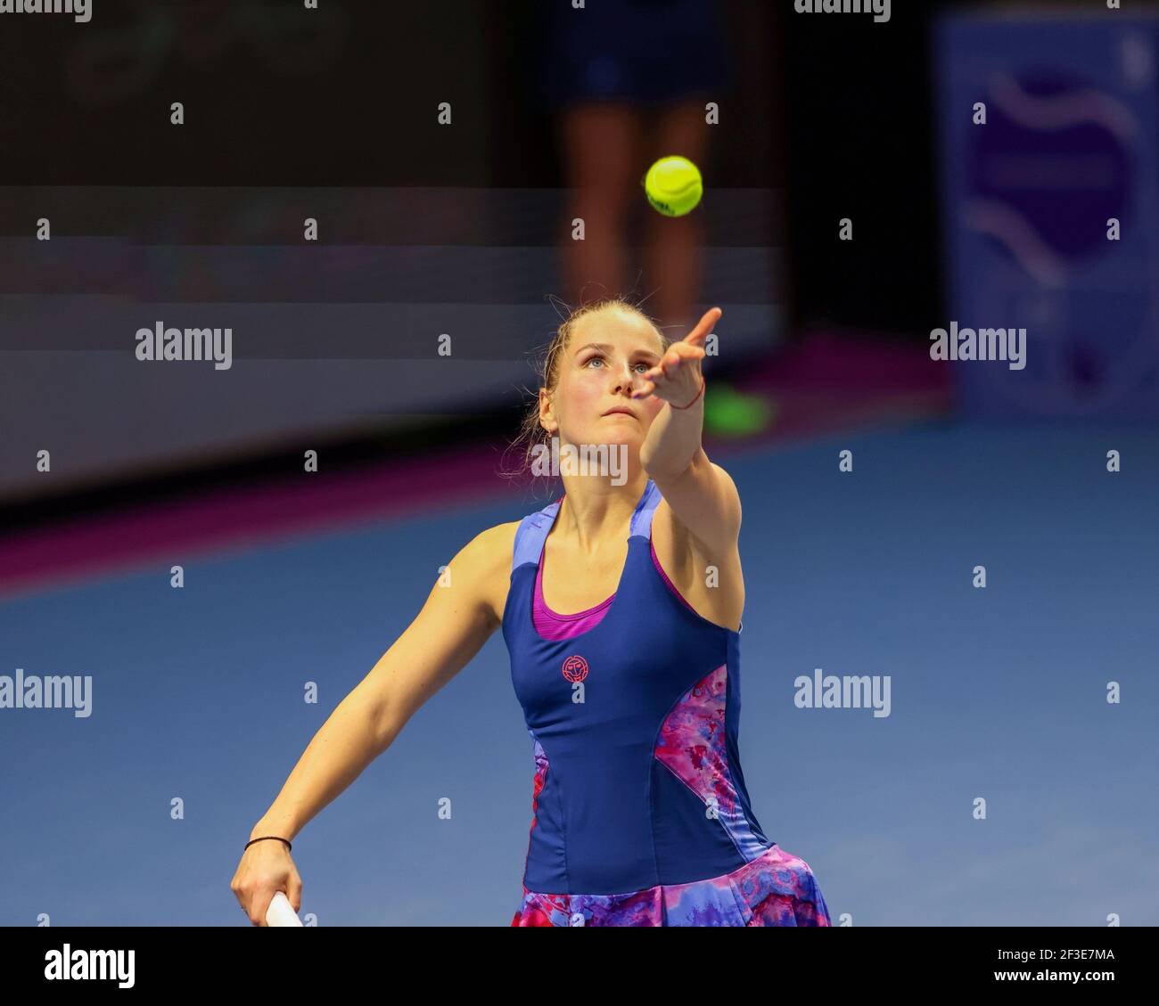 Daria Mishina de Russie vu en action lors d'un match contre Kamilla Rakhimova de Russie au tournoi de tennis de St.Petersburg Ladies Trophy 2021 à Sibur Arena. Score final: (Kamilla Rakhimova 2 - 1 Daria Mishina) Banque D'Images