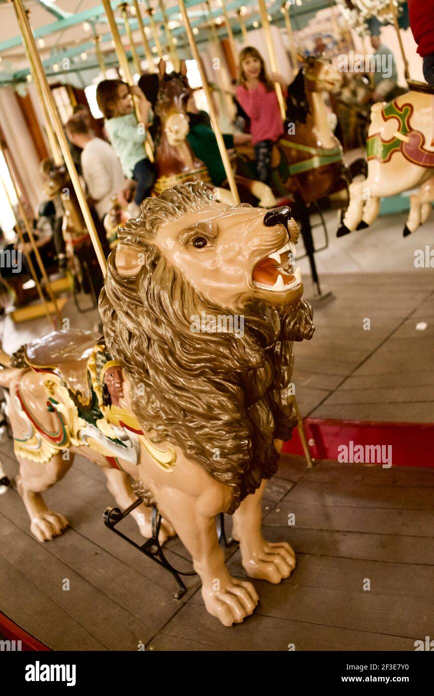 Carousel Lion avec les enfants en arrière-plan, situé dans Pullen Park à Raleigh, Caroline du Nord, États-Unis Banque D'Images Carousel Lion avec les enfants en arrière-plan, situé dans Pullen Park à Raleigh, Caroline du Nord, États-Unis Banque D'Images