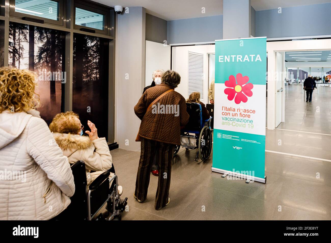 Bologne, Italie. 16 mars 2021. Malgré l'arrêt de l'utilisation du vaccin AstraZeneca en Italie et dans d'autres pays européens, les vaccinations avec Pfizer/BioNTech se sont poursuivies comme prévu à l'intérieur du centre de vaccination du salon de Bologne. Crédit: Massimiliano Donati/Alay Live News Banque D'Images