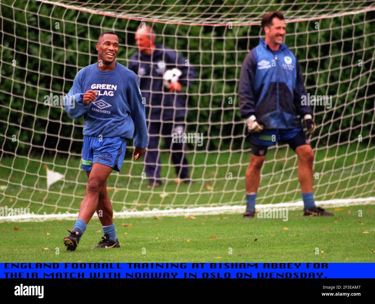 Les Ferdinand et david Seaman les joueurs de football d'Angleterre pendant l'entraînement À Biaham Abby Banque D'Images