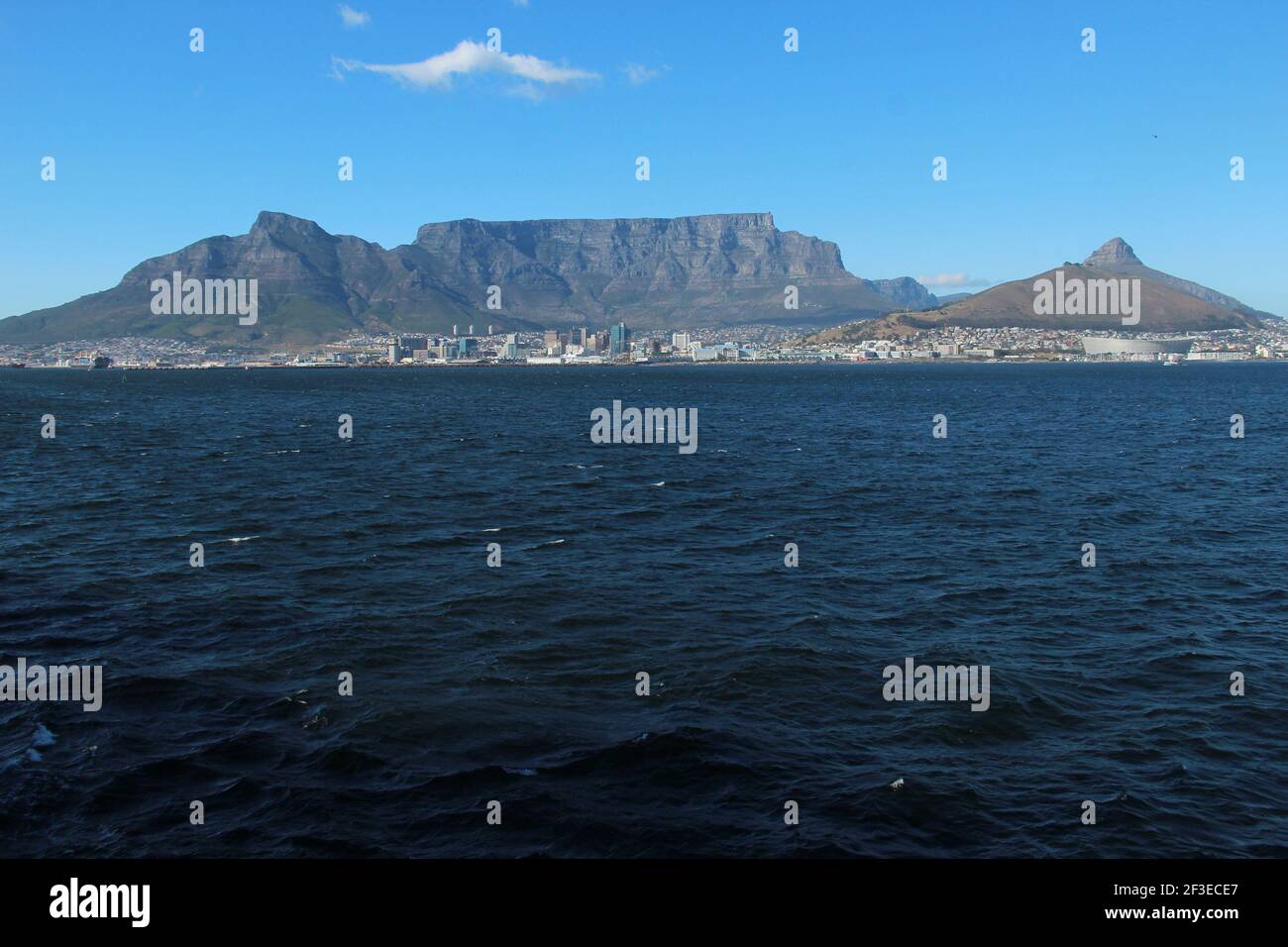 Vue sur Table Mountain, signal Hill, Lion's Head et Cape Town en Afrique du Sud depuis l'océan Atlantique Banque D'Images