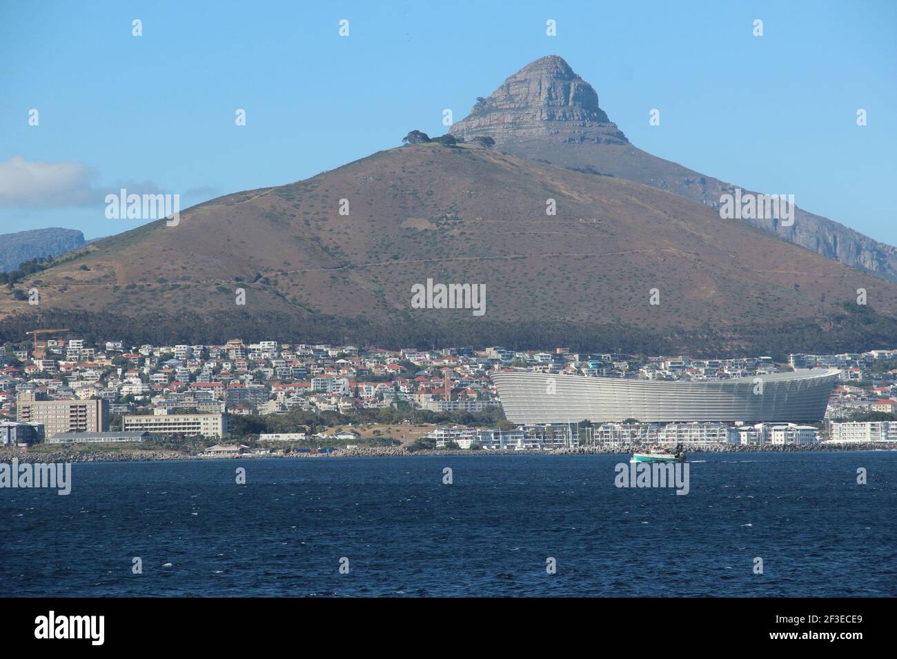 Vue sur signal Hill, Lion's Head et le stade Green point au Cap, en Afrique du Sud, depuis l'océan Atlantique Banque D'Images