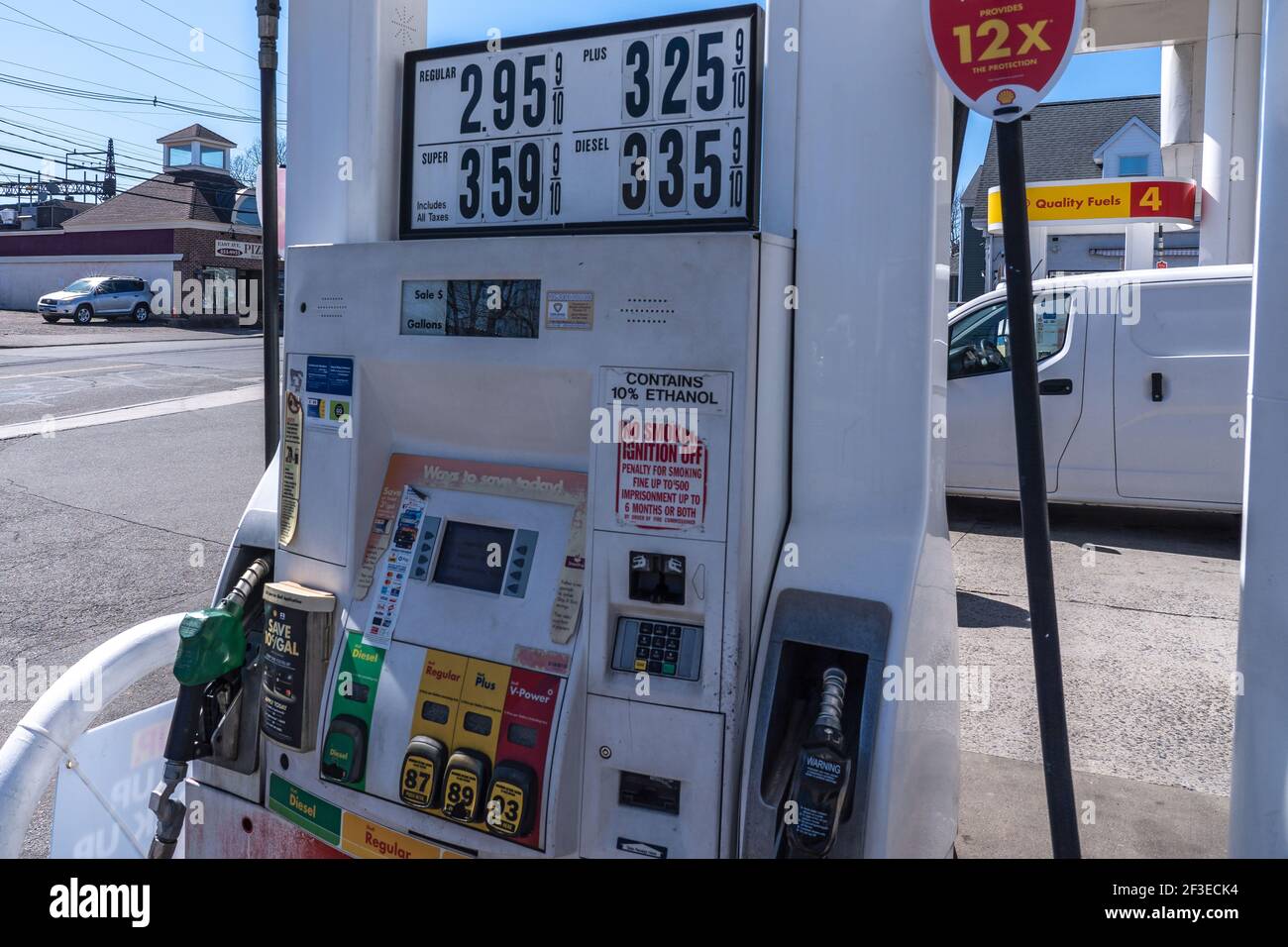 Une vue de la station-service Shell à Norwalk, Connecticut.les prix du pétrole et de l'essence ont rebondit après l'effondrement de la demande et des prix du carburant l'an dernier. Selon le club automobile AAA, les prix de l'essence ont augmenté d'environ 35 cents le gallon en moyenne au cours du dernier mois et pourraient atteindre 4 $ le gallon dans certains États d'ici l'été. Banque D'Images