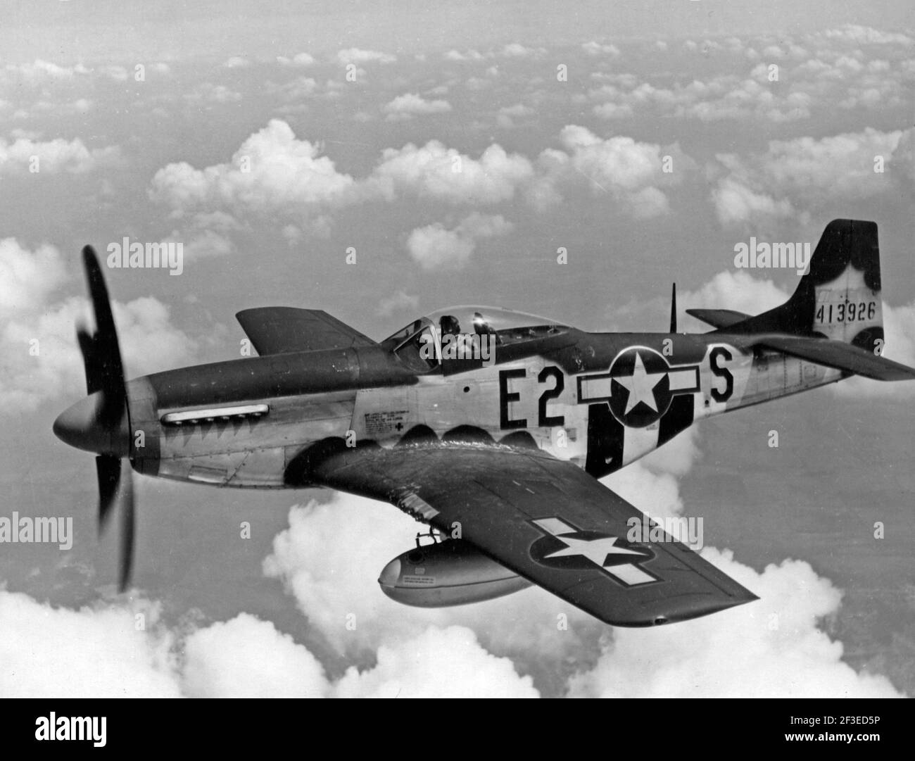 Avion de chasse P-51 Mustang nord-américain au-dessus de la France Banque D'Images
