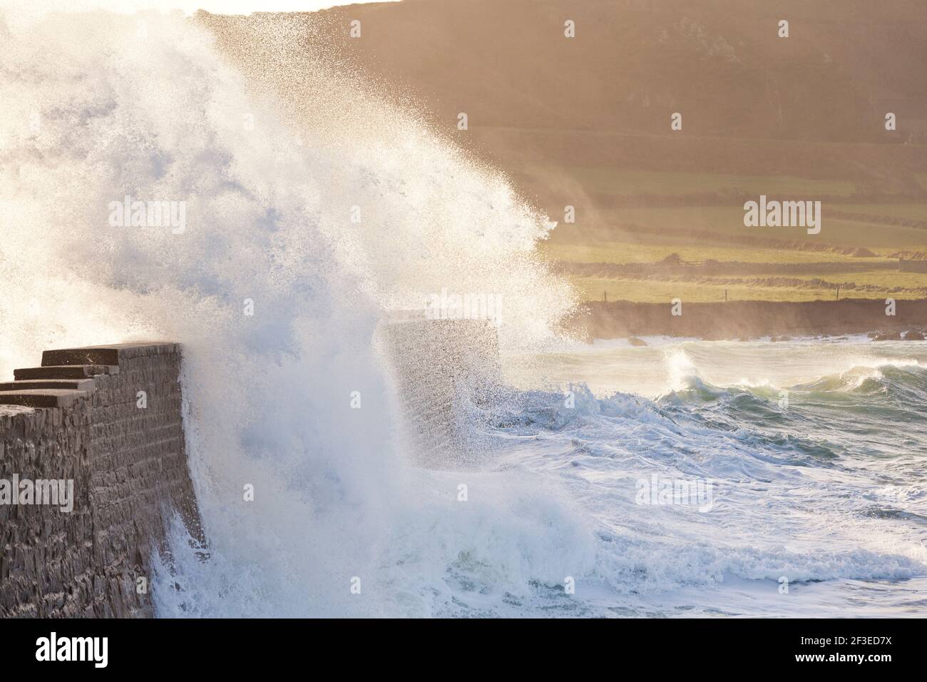 Hafenmauer von Goury im Sturm, Halbinsel Cotentin, Normandie, Frankreich Banque D'Images