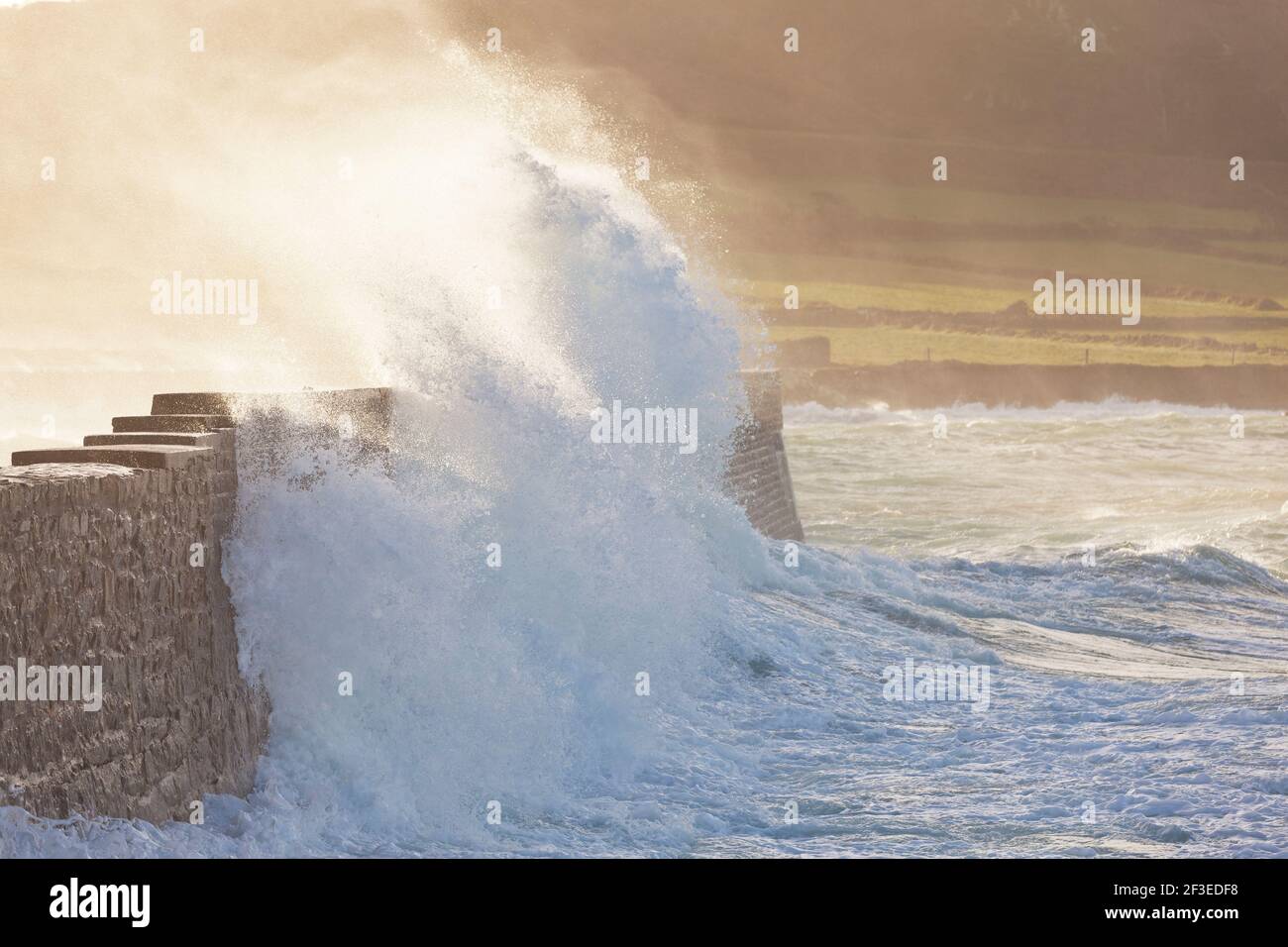 Hafenmauer von Goury im Sturm, Halbinsel Cotentin, Normandie, Frankreich Banque D'Images