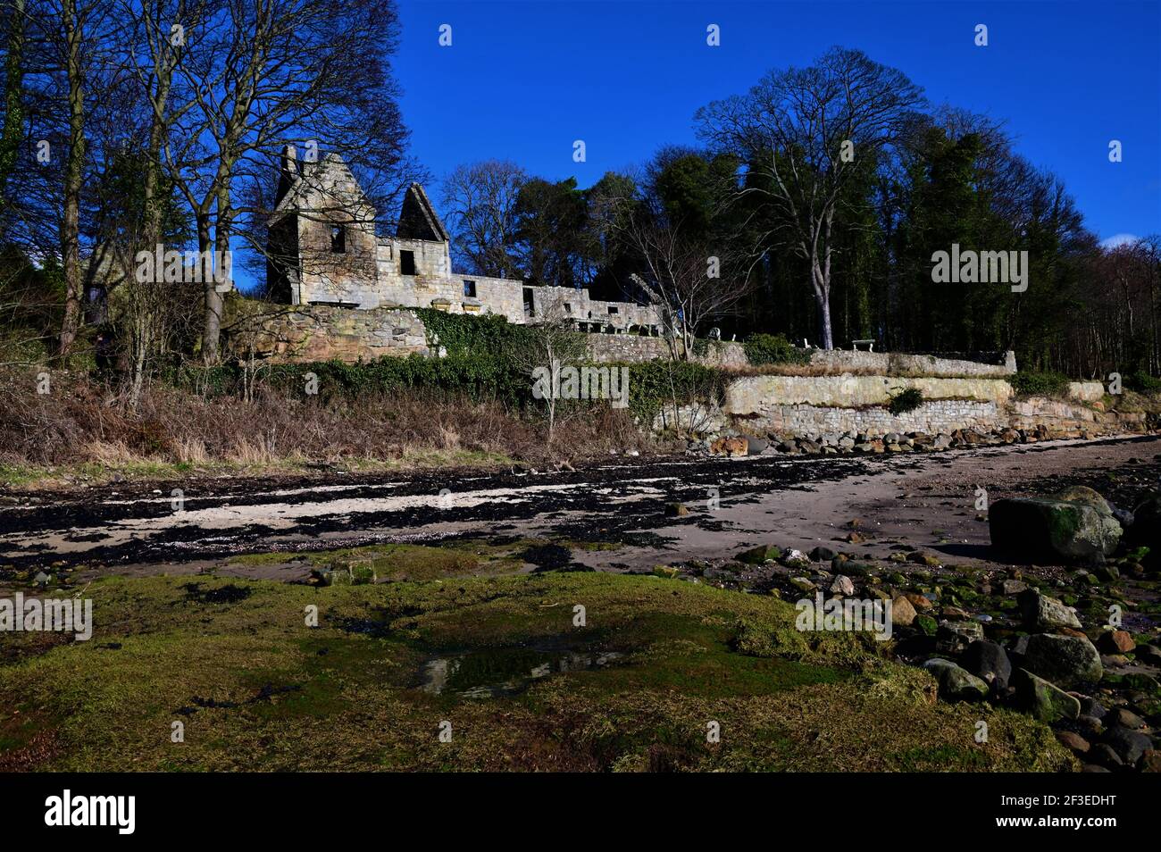 Vue sur les ruines de l'église médiévale en pierre de Saint Bridget sur le rivage de la baie de Dalgety à Fife. Banque D'Images