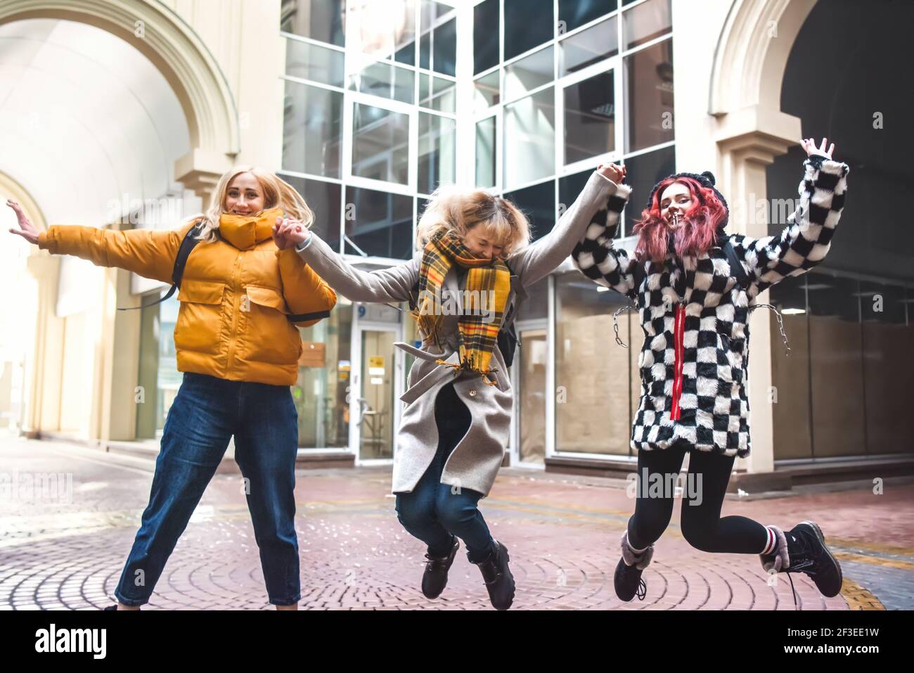 Amis adolescents élèves avec des sacs à dos d'école, s'amuser sur le chemin de l'école. La ville de fond Banque D'Images