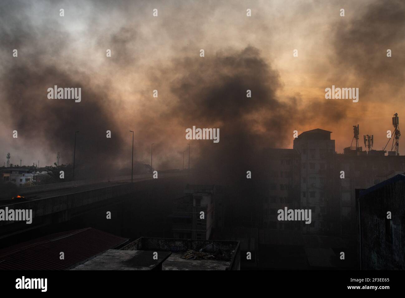 Yangon, Myanmar. 16 mars 2021. Le ciel est brulé de fumée par le feu dans les rues à la suite de l'annonce par l'armée du Myanmar d'une loi martiale pour six cantons à Yangon et a attaqué les résidents et les manifestants avec des balles en caoutchouc, des munitions réelles, des gaz lacrymogènes et des bombes lacrymogènes en réponse aux manifestants anti-coup d'État militaire. Le nombre de morts depuis le coup d'Etat militaire s'élève à 189. (Photo de Theint mon SOE/SOPA Images/Sipa USA) Credit: SIPA USA/Alay Live News Banque D'Images