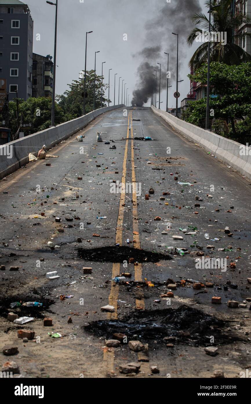 Des débris de pneus en feu ont été vus sur le pont de la station de Thamaing après que l'armée du Myanmar a annoncé une loi martiale pour six cantons de Yangon et a attaqué des résidents et des manifestants avec des balles en caoutchouc, des munitions réelles, des gaz lacrymogènes et des bombes lacrymogènes en réponse aux manifestants anti-coup militaire. Le nombre de morts depuis le coup d'Etat militaire s'élève à 189. (Photo de Theint mon SOE / SOPA Images / Sipa USA) Banque D'Images