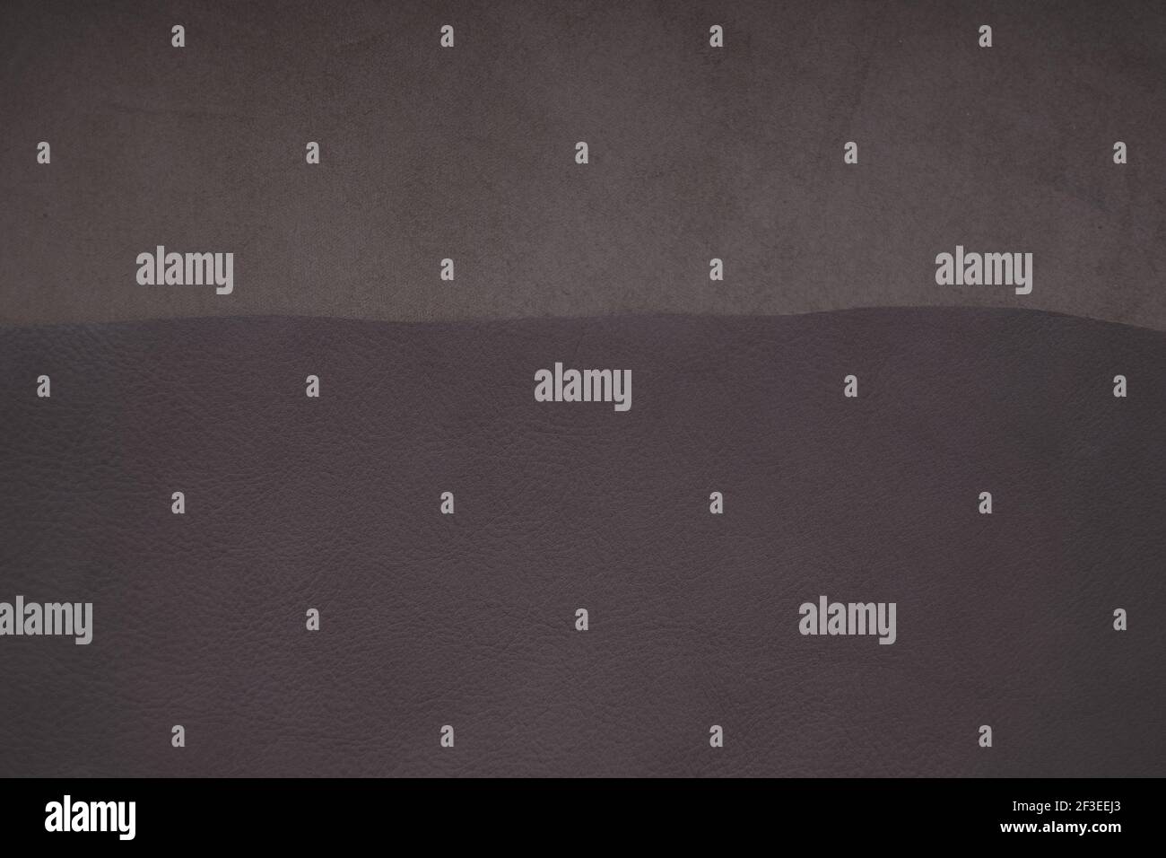 Arrière-plan en cuir. Texture du cuir véritable et du daim.morceaux de cuir brun.morceau de cuir véritable de couleurs brunes.Fabrication à partir d'origine Banque D'Images