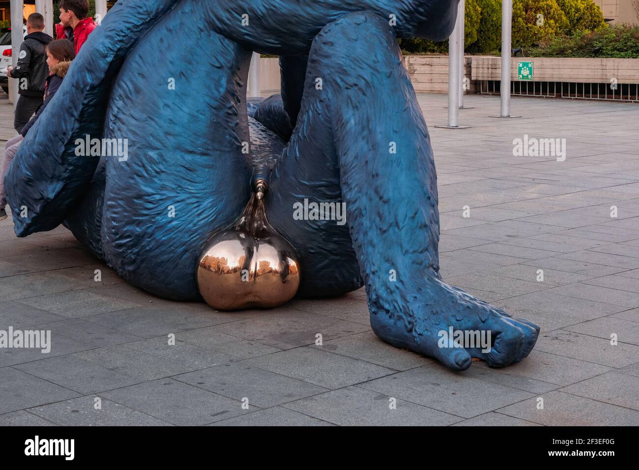 Statue de singe à Prague avec boules d'or Photo Stock Alamy