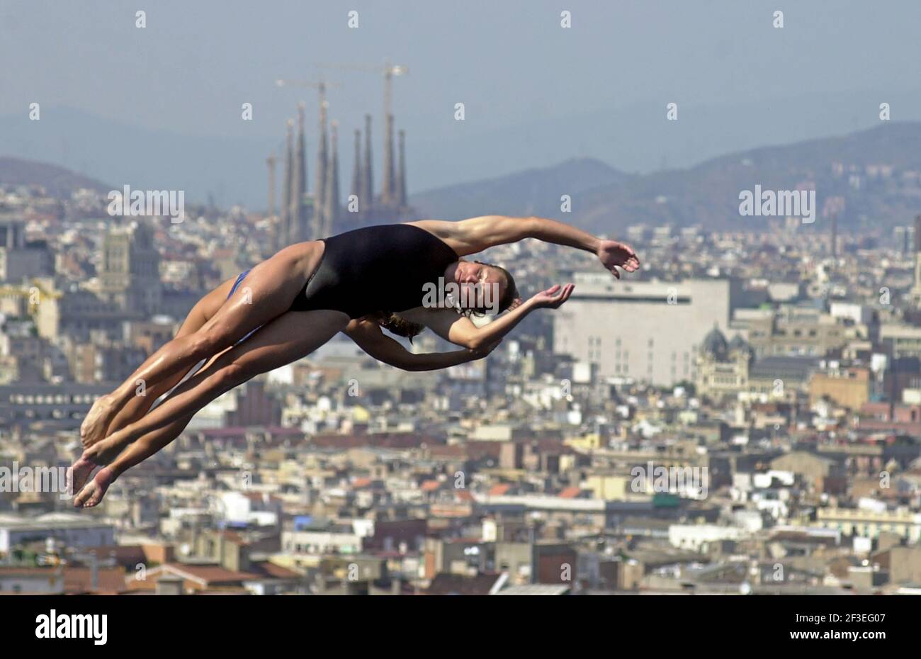 Plongeurs pendant la plongée synchronisée de la coupe du monde de natation, à Barcelone 2003. Banque D'Images