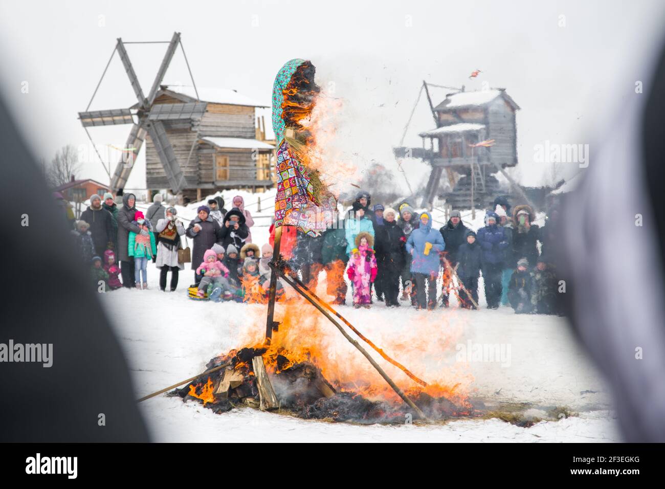 Vologda, Russie - 13 mars 2021 : vacances de Shrovetide en Russie. Grande poupée en feu. Les gens regardent Banque D'Images