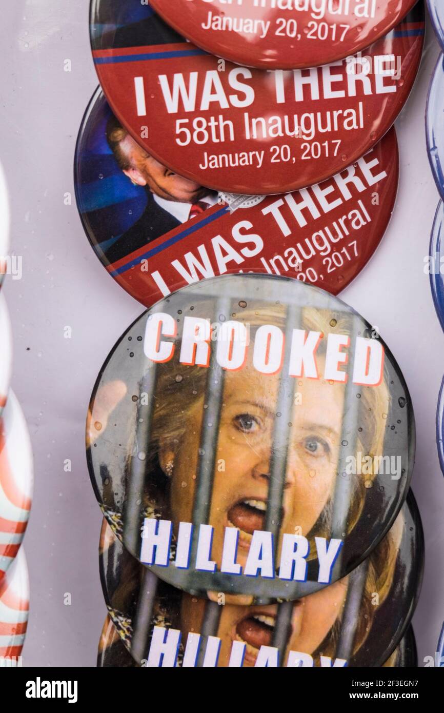 Hillary Clinton Crooked Lock Her Up prison bouton à vendre. Lors de l'inaguration du président Donald Trump en 2017 à Washington D.C. Banque D'Images