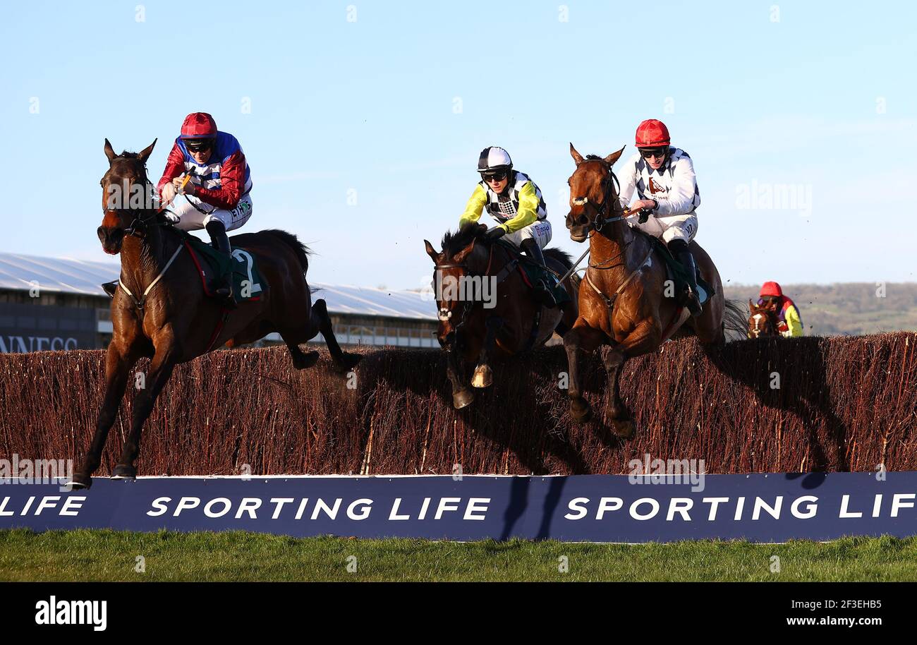 Galvin (à droite) criblé par Jack Kennedy saute le dernier à battre destination suivante (au centre) criblé par Harry Cobden et Escaria Ten (à gauche) criblé par Adrian Heskin dans la coupe de novices du défi National de chasse Sam Vestey (2e année) pendant le premier jour du festival Cheltenham à Cheltenham Racecourse. Date de la photo: Mardi 16 mars 2021. Banque D'Images Galvin (à droite) criblé par Jack Kennedy saute le dernier à battre destination suivante (au centre) criblé par Harry Cobden et Escaria Ten (à gauche) criblé par Adrian Heskin dans la coupe de novices du défi National de chasse Sam Vestey (2e année) pendant le premier jour du festival Cheltenham à Cheltenham Racecourse. Date de la photo: Mardi 16 mars 2021. Banque D'Images