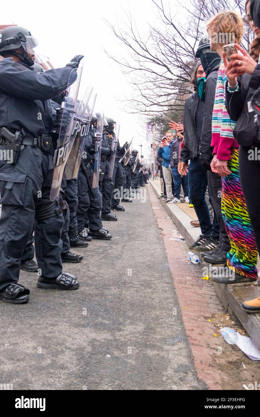 Une ligne d'officiers de police anti-émeute avec des boucliers et des équipements de protection contre les manifestants. Lors de l'inaguration du président Donald Trump en 2017 à Washington Banque D'Images