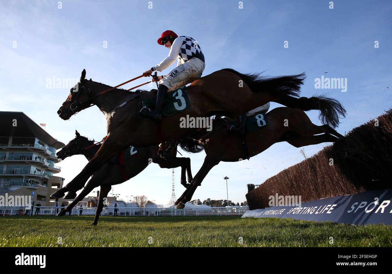 Galvin, criblé de Jack Kennedy, saute le dernier pour remporter la Chase novices de la coupe nationale de chasse Sam Vestey (2e année) pendant la première journée du Festival Cheltenham à l'hippodrome de Cheltenham. Date de la photo: Mardi 16 mars 2021. Banque D'Images Galvin, criblé de Jack Kennedy, saute le dernier pour remporter la Chase novices de la coupe nationale de chasse Sam Vestey (2e année) pendant la première journée du Festival Cheltenham à l'hippodrome de Cheltenham. Date de la photo: Mardi 16 mars 2021. Banque D'Images