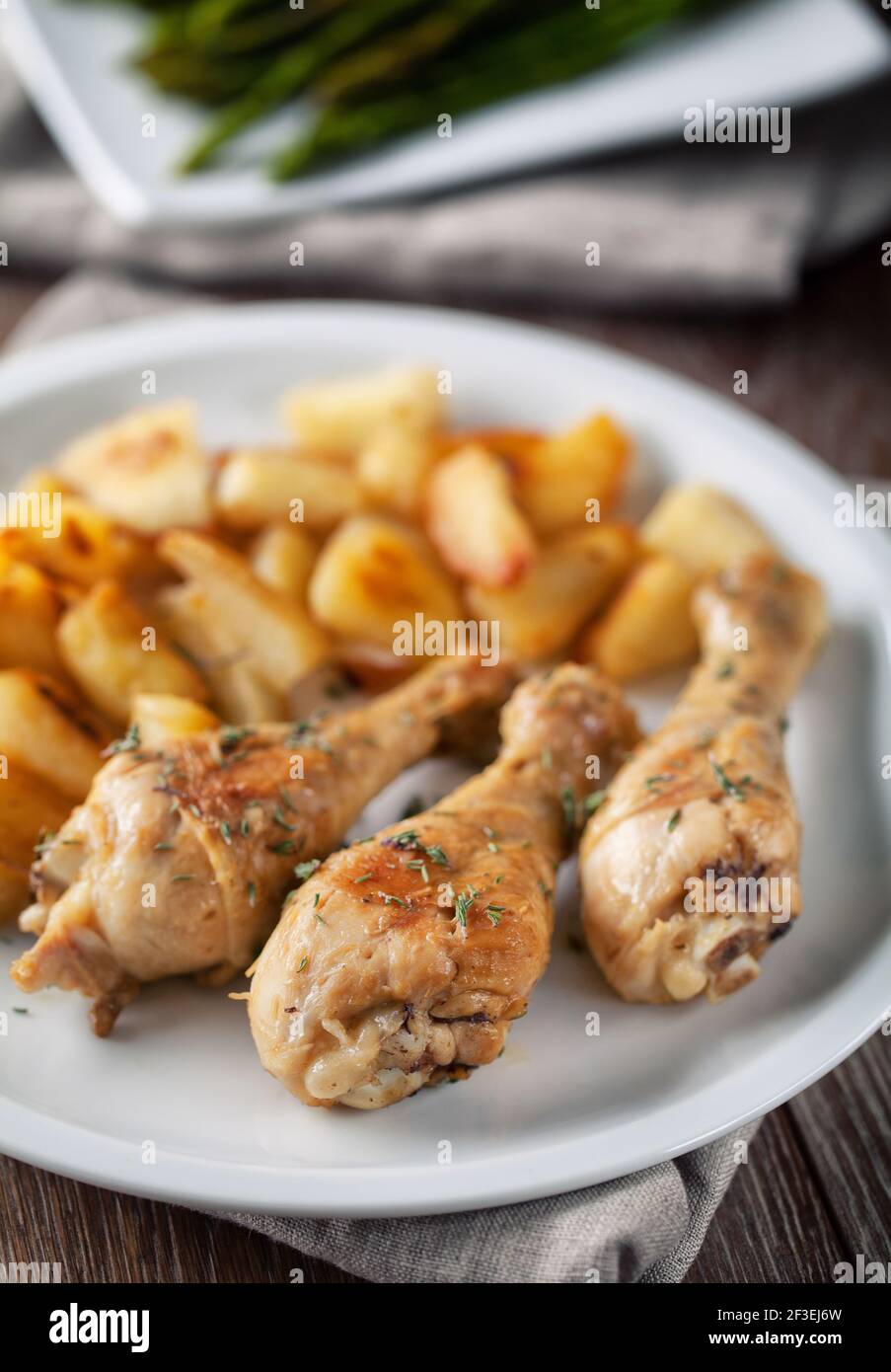 Rôti de poulet avec pommes de terre. Photo de haute qualité. Banque D'Images