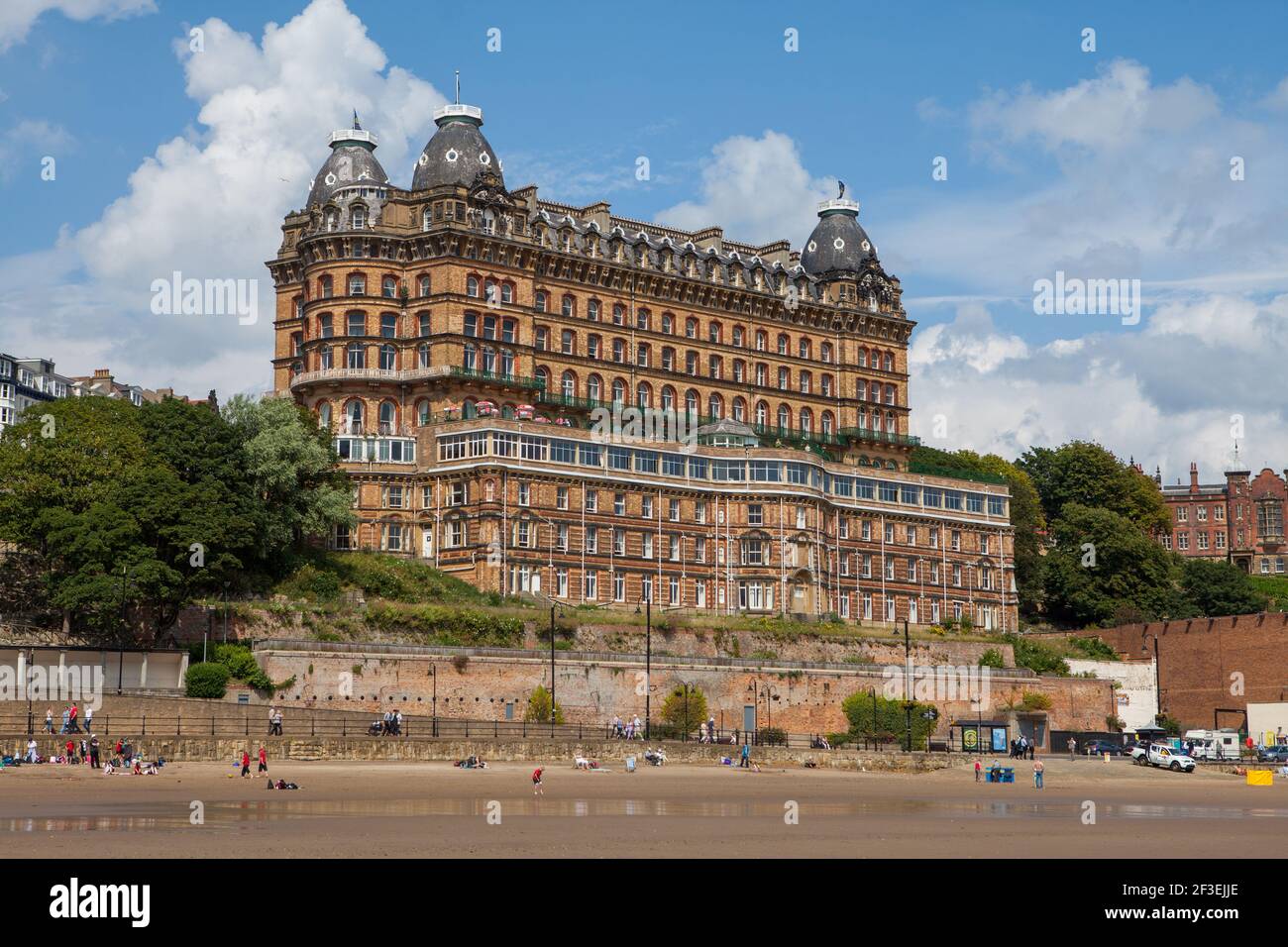 Vue d'été sur le Grand Hotel de Scarborough La plage de South Bay Banque D'Images