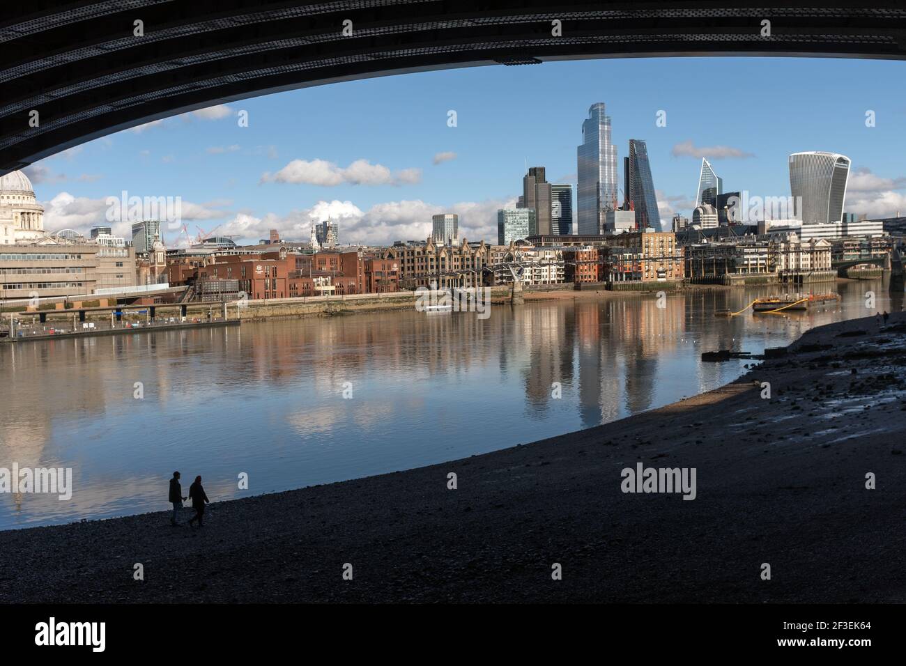 La Tamise et la ville vus de sous le pont de Blackfriars, Londres, Royaume-Uni Banque D'Images