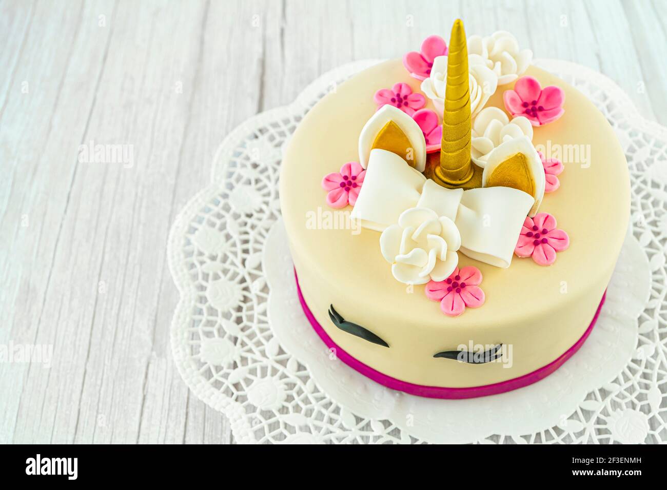 Licorne Magique Avec Une Corne D Or Banque D Image Et Photos Alamy Licorne Magique Avec Une Corne D Or Banque D Image Et Photos Alamy