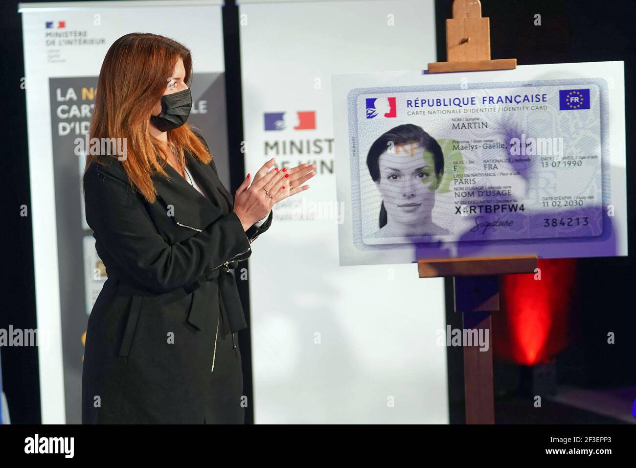 Présentation de la nouvelle carte d'identité nationale française à la presse écrite nationale de Flers-en-Escrebieux, près de Douai, en présence du Junior Ministre de la Citoyenneté Marlene Schiappa, le 16 mars 2021. Photo Sylvain Lefevre/ABACAPRESS.COM Banque D'Images