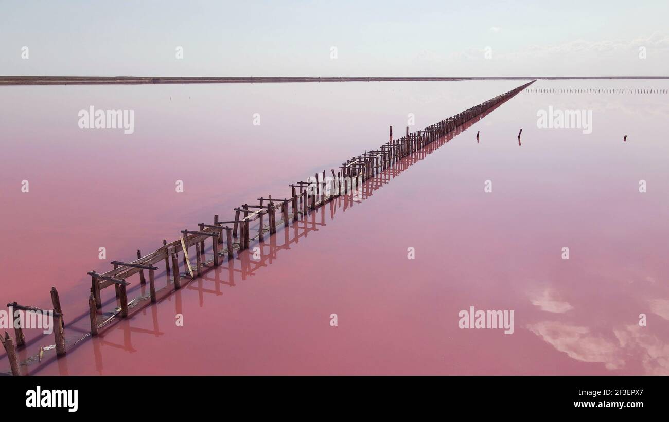 Vue aérienne des structures en bois pour recueillir le sel sur un lac rose, Genichesk Banque D'Images