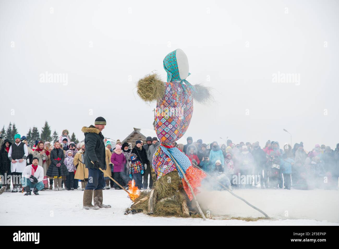 Village de Semenkovo, Vologda, Russie - 13 mars 2021 : vacances de Shrovetide en Russie. Les gens portent une poupée à brûler Banque D'Images