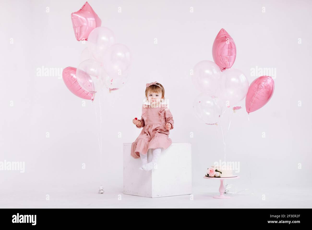 Joyeux Anniversaire 2 Ans Petite Fille En Robe Rose Gateau Blanc Avec Bougies Et Roses Decorations D Anniversaire Avec Ballons Blancs Et Roses Et C Photo Stock Alamy Joyeux Anniversaire 2 Ans Petite Fille En Robe Rose Gateau Blanc Avec Bougies Et Roses Decorations D Anniversaire Avec Ballons Blancs Et Roses Et C Photo Stock Alamy