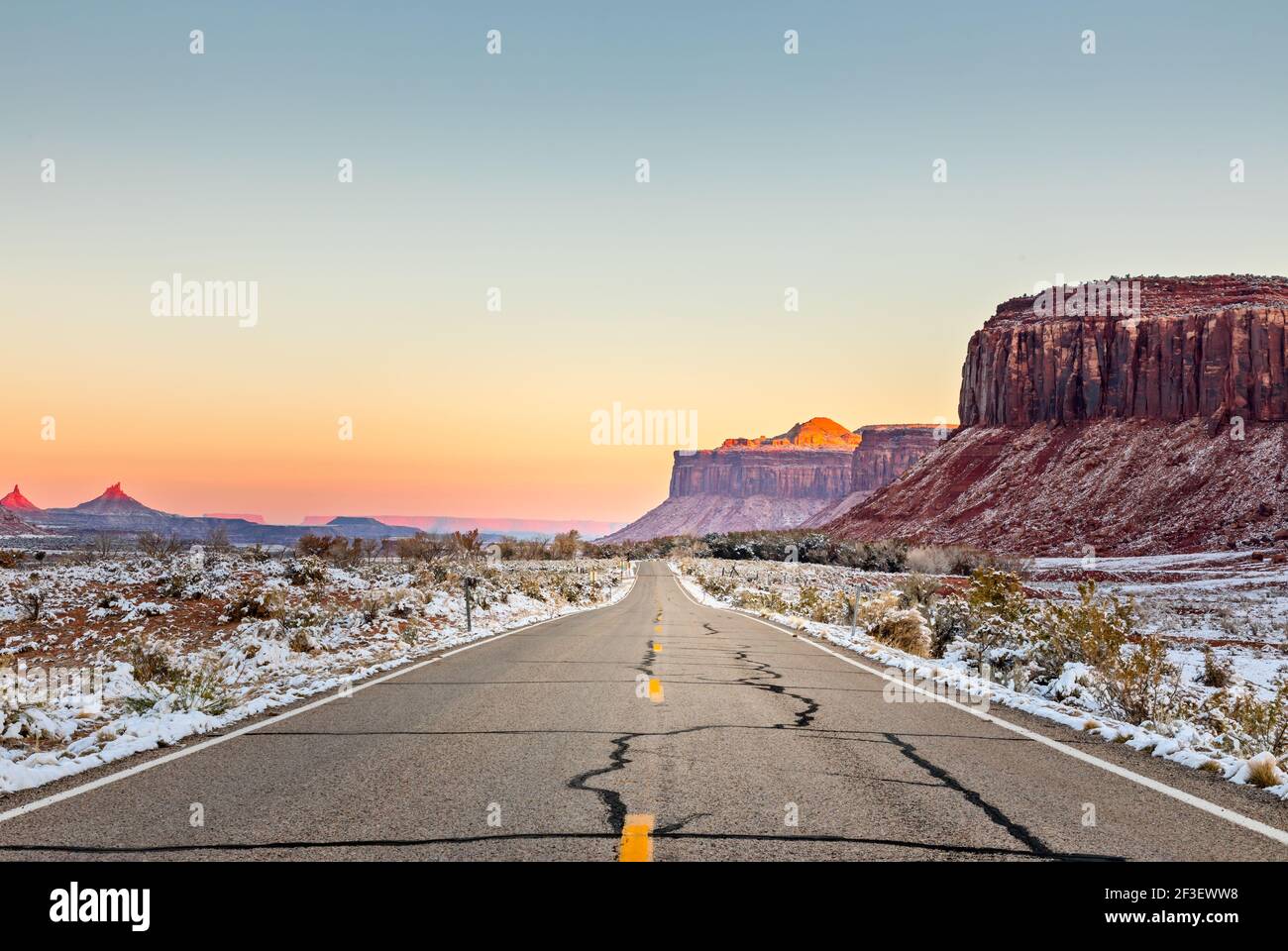 Au début de l'hiver, la route menant aux aiguilles donne sur l'Utah avec de la neige Banque D'Images