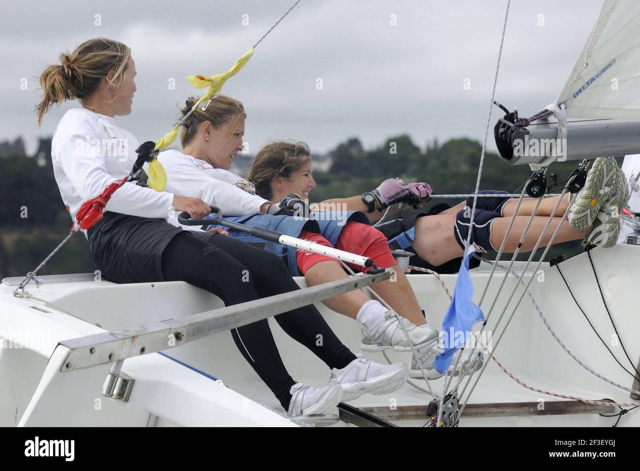 VOILE - COMPÉTITION INTERNATIONALE DE RENCONTRE DES FEMMES -  SAINT-QUAY-PORTRIEUX (FRA) - 21/08/2010 - PHOTO : FRANÇOIS VAN MALLEGHEM /  DPPI - CÔTE D'AMOR / PRINCE DE BRETAGNE - JULIE BOSSARD - CÉLINE DEVAUX -  PAULINE CHALAUX Photo Stock - Alamy