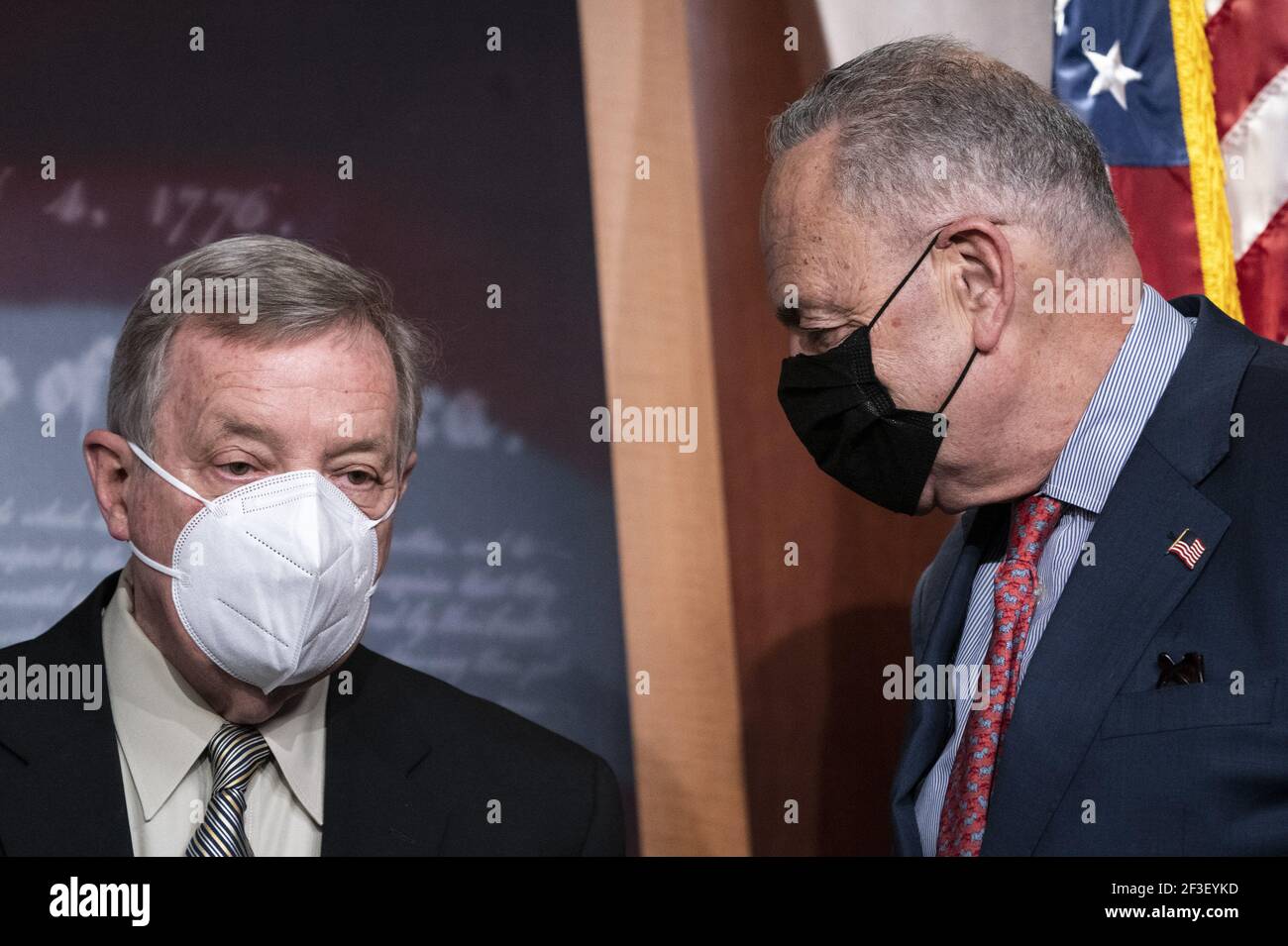 Washington, États-Unis. 16 mars 2021. Le chef de la majorité au Sénat Charles Schumer, de New York, (R) parle au chef de la majorité adjoint Richard Durbin, de l'Illinois, lors d'une conférence de presse au Capitole des États-Unis à Washington, DC, le mardi 16 mars 2021. Photo de Kevin Dietsch/UPI crédit: UPI/Alay Live News Banque D'Images
