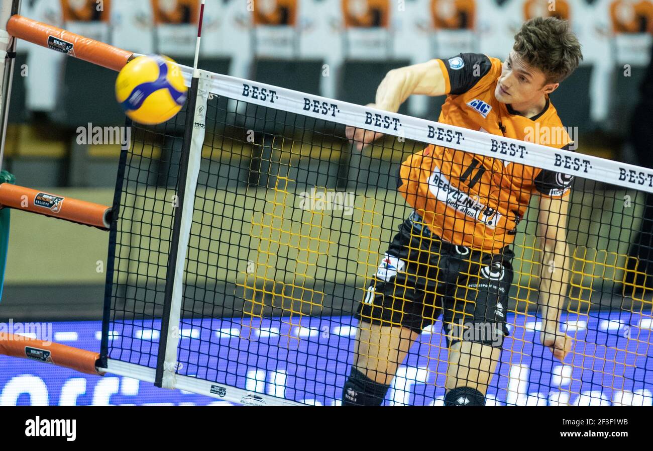 Berlin, Allemagne. 16 mars 2021. Volleyball, hommes: Bundesliga, volées de Berlin - Netzhilers kW-Bestensee, tour de championnat, quart de finale, 2ème jour de match, Max-Schmeling-Halle. Cody Kessel de Berlin joue le ballon sur le net. Credit: Andreas Gora/dpa/Alay Live News Banque D'Images