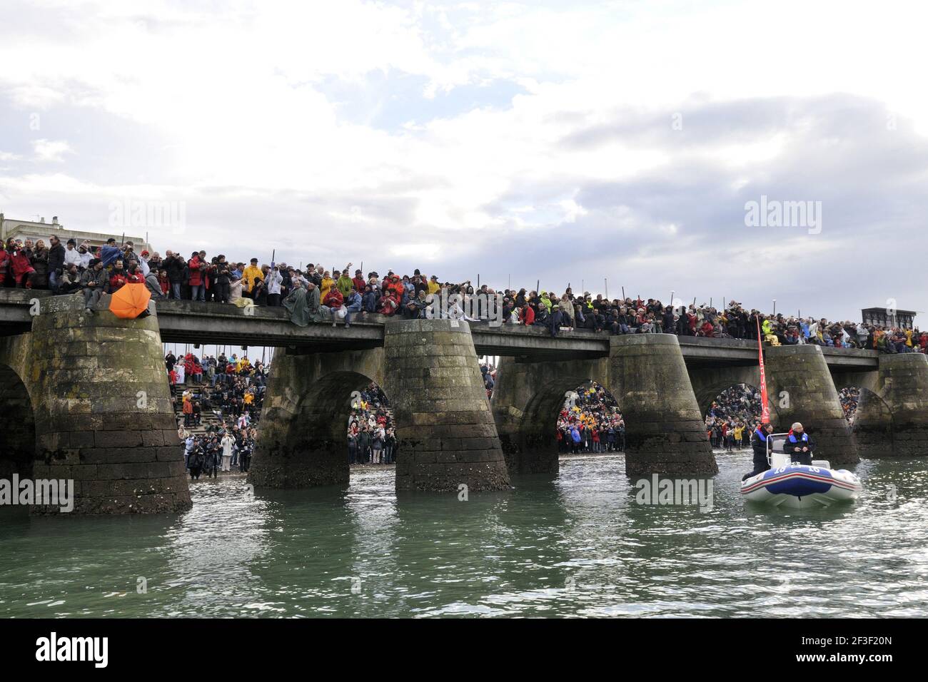 VOILE - COURSE AUTOUR DU MONDE - VENDÉE GLOBE 2012/2013 - DÉBUT - LES SABLES D'OLONNE (FRA) - 10/11/2012 - PHOTO FRANÇOIS VAN MALLEGHEM / DPPI - FOULE SUR LE CANAL Banque D'Images