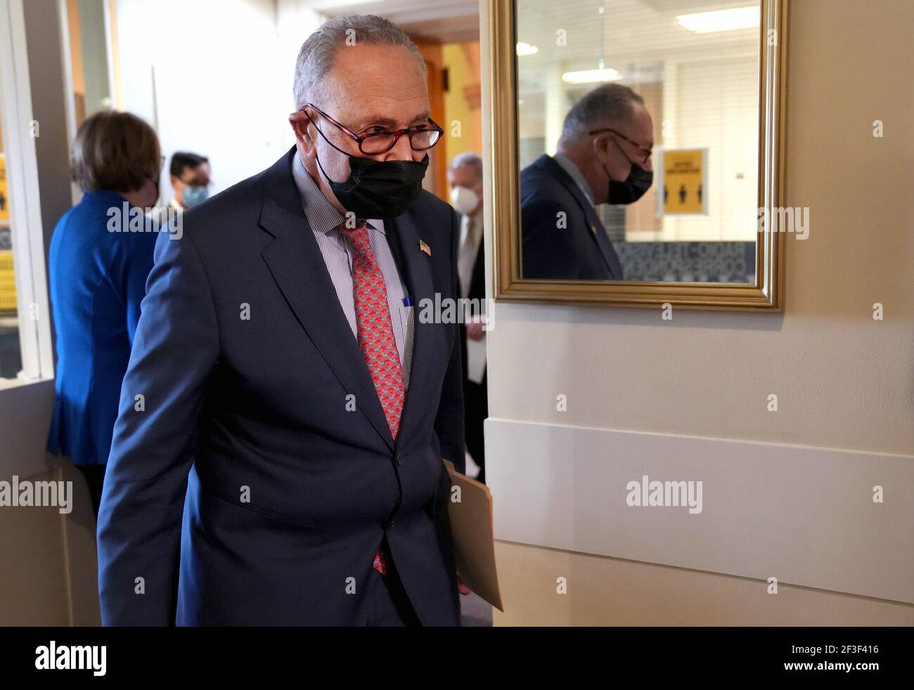 Washington, États-Unis. 16 mars 2021. Le chef de la majorité au Sénat Charles Schumer, de New York, arrive pour une conférence de presse au Capitole des États-Unis à Washington, DC, le mardi 16 mars 2021. Photo de Kevin Dietsch/UPI crédit: UPI/Alay Live News Banque D'Images