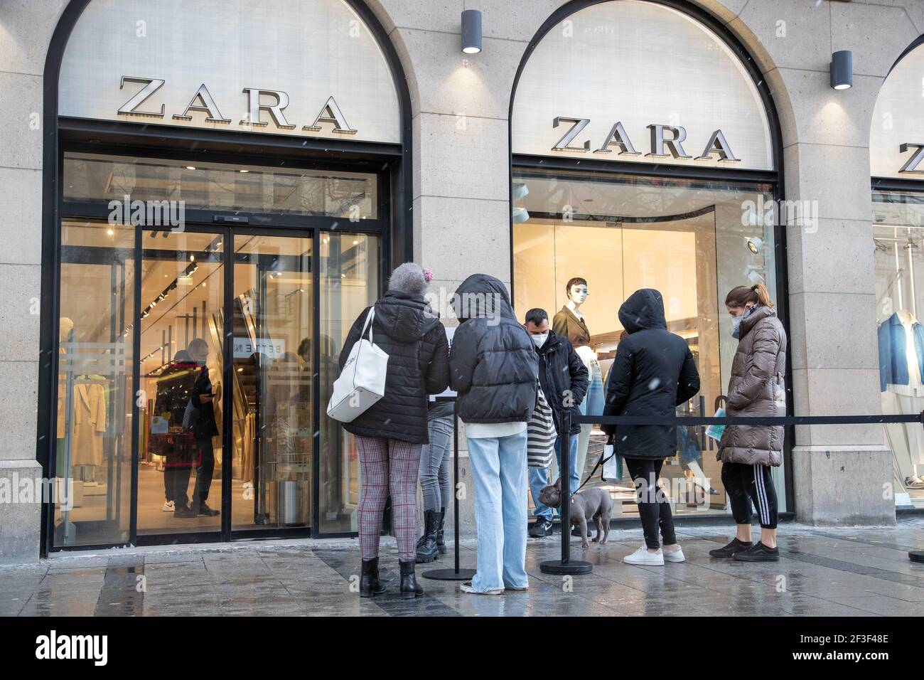 Menschen warten vor dem Zara. VOR vielen Geschäften in der Münchner  Fußgängerzone gibt es am 16. März 2021 ( zum Teil lange ) Schlangen . Die  Shopper müssen sich anmelden und einen