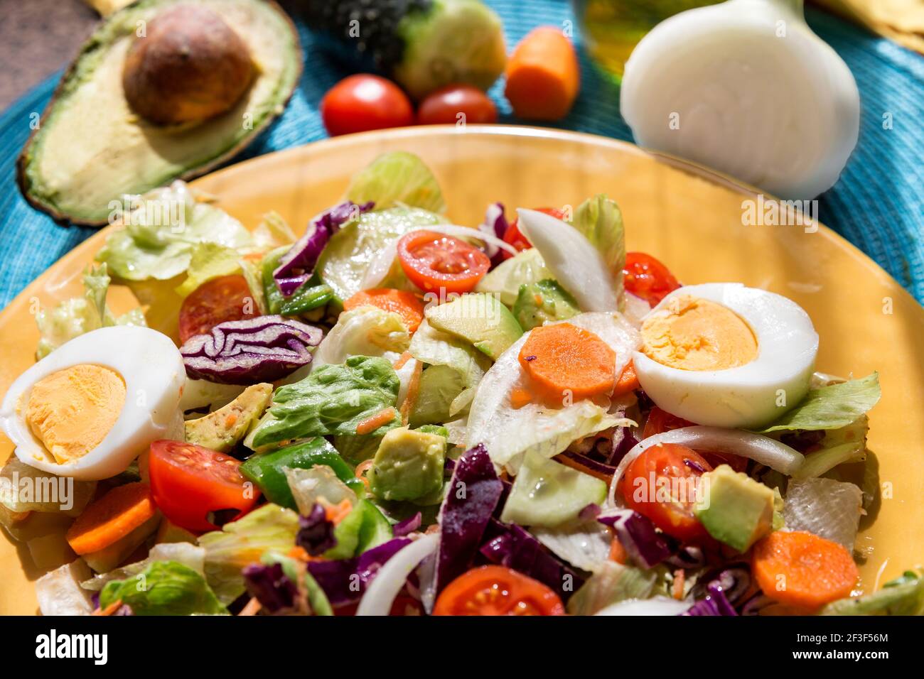 plat avec salade méditerranéenne et ses ingrédients Banque D'Images