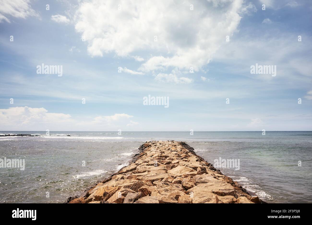 Rocky Pier par une journée ensoleillée. Banque D'Images
