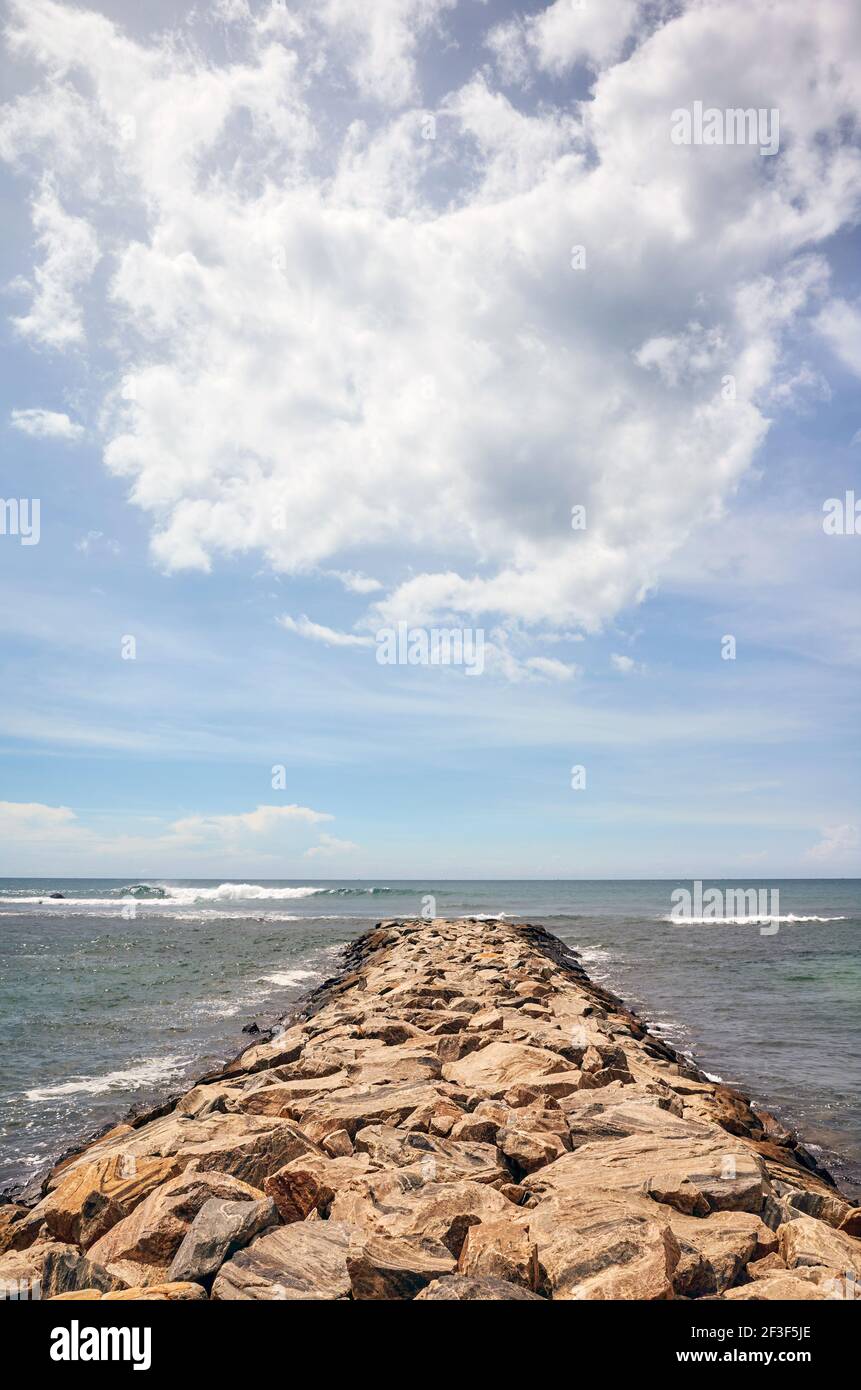 Rocky Pier par une journée ensoleillée. Banque D'Images